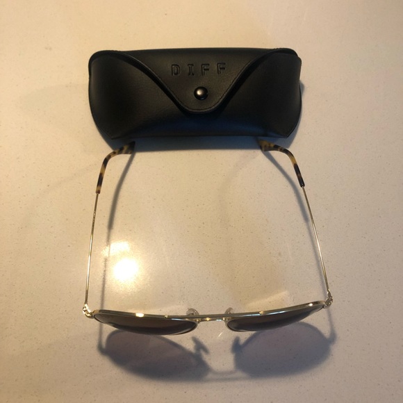 Diff sunglasses never worn - Picture 2 of 3